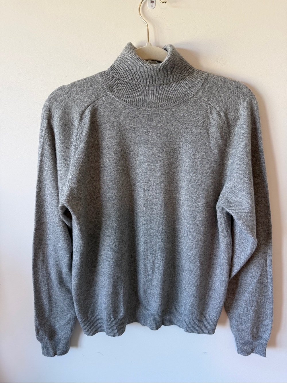 Parisian Signature Gray Ribbed 2 Ply 100% Cashmere Turtleneck Sweater